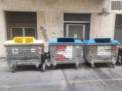 ...utilizzando i vari cassonetti posizionati su strade e marciapiedi 